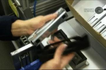 锁怎么一提就锁上呢,锁怎么弄才能从里面反锁不了