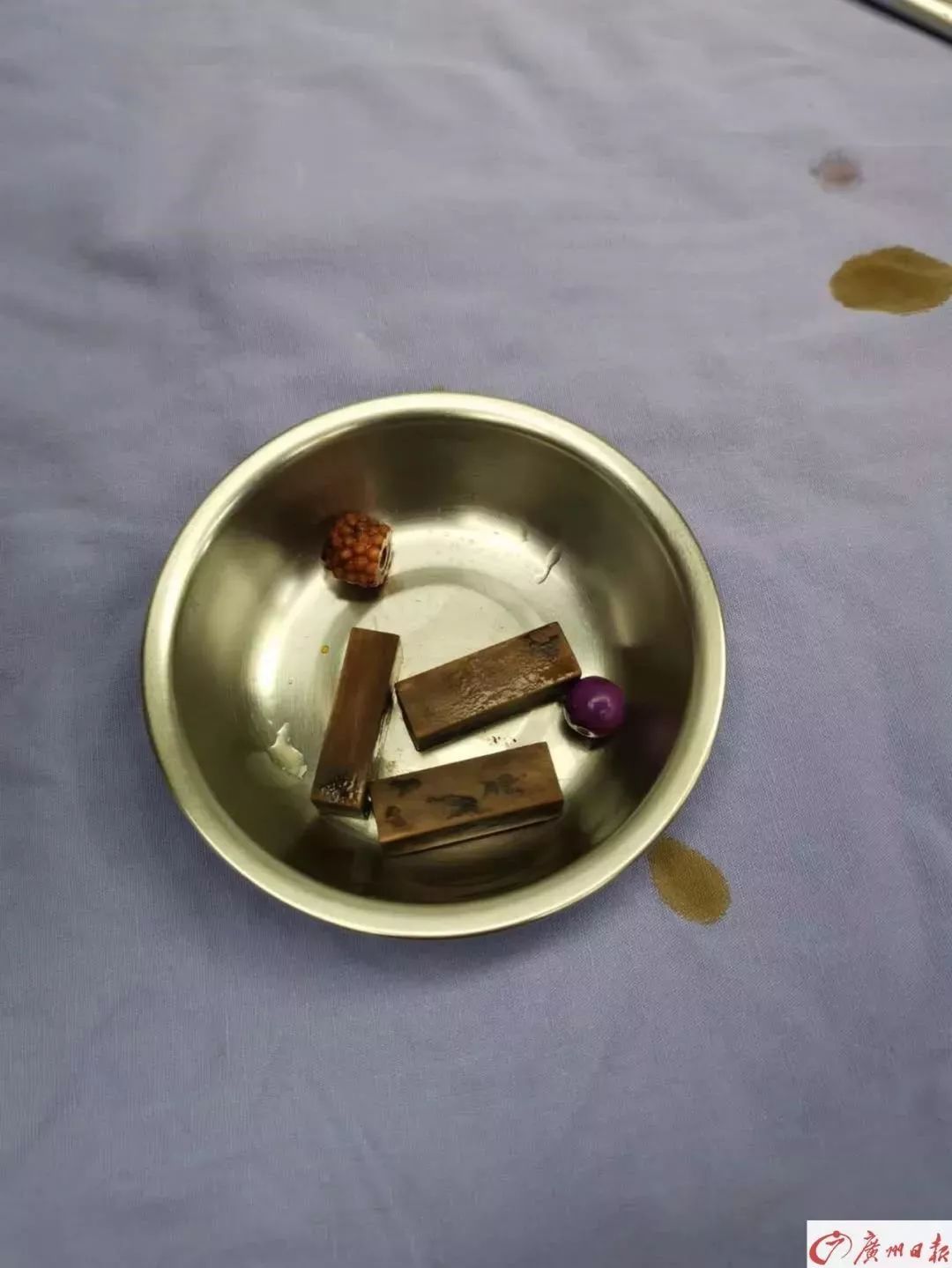 妈妈发现3岁女儿身体发出恶臭,七岁女儿身上发出恶臭