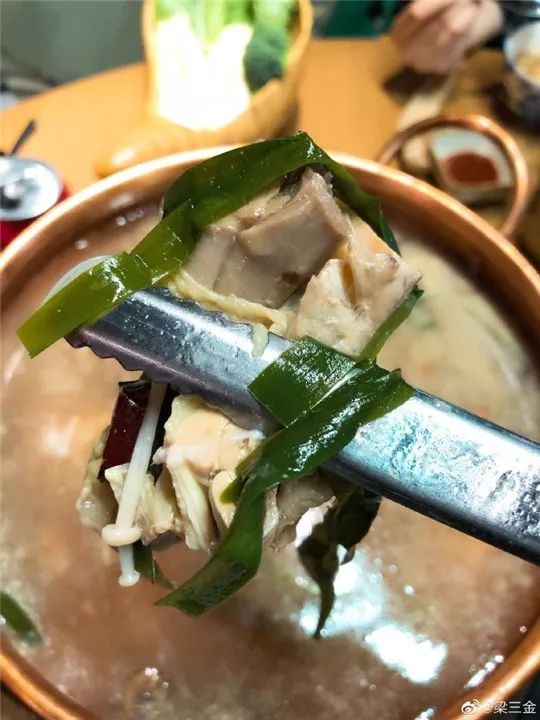 活章鱼火锅的吃法,在大连吃活海鲜
