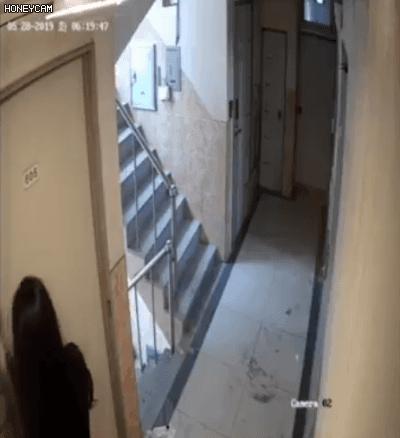 「05•30早安!九江」600架无人机“空中造景”有多震撼;女子被骗200万却感激*子骗**;女子回家遇惊险一刻