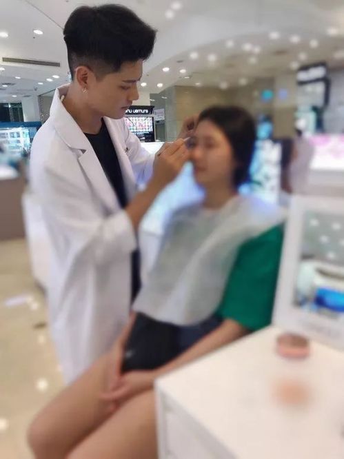 掌握女人化妆台的男人们