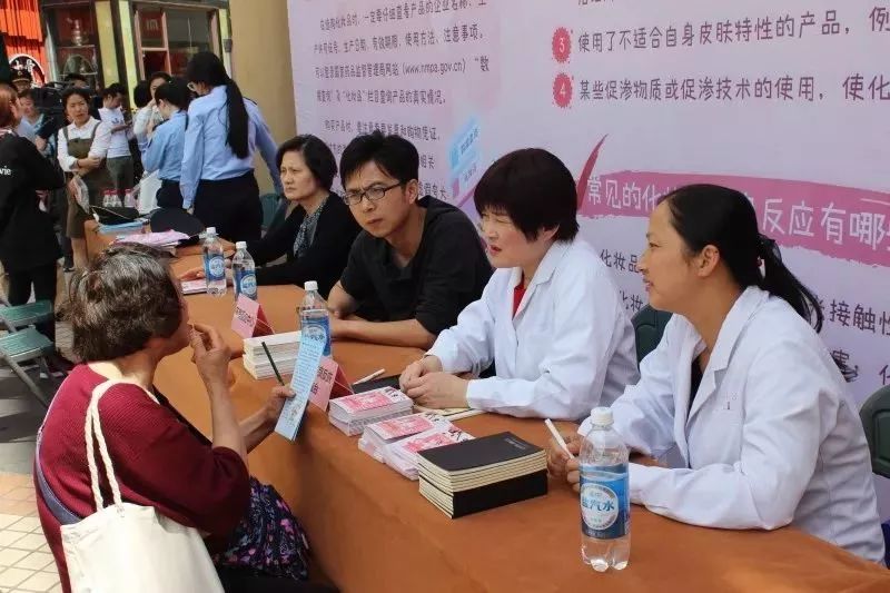 推动谁执法谁普法,谁执法谁普法宣传进社区