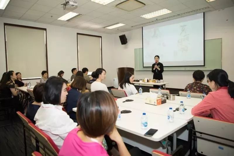 推动谁执法谁普法,谁执法谁普法宣传进社区