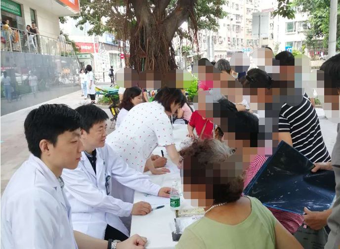 涓尰闄笓瀹朵笅绀惧尯涔夎瘖,娣卞湷鍖讳笓涓撳涔夎瘖娲诲姩