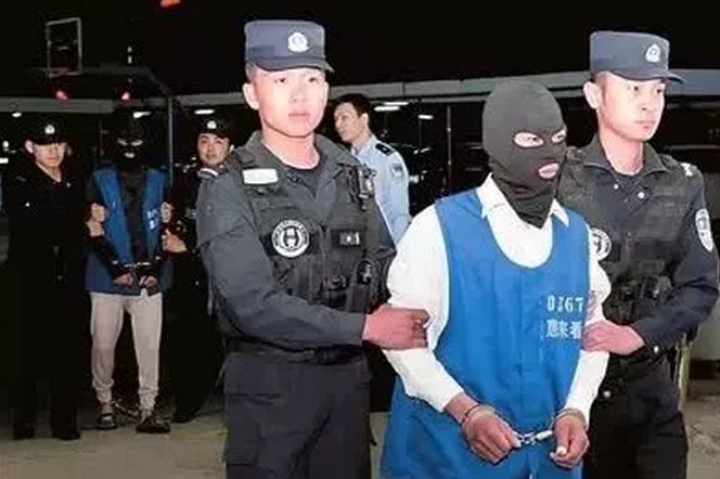 海关啤酒箱查获千万现金是谁的,两个人拿钱包被警察盯上