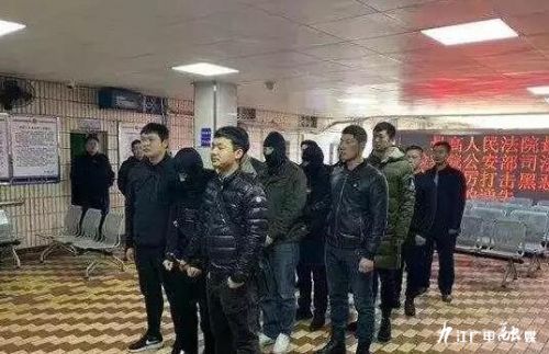 「05•30早安!九江」600架无人机“空中造景”有多震撼;女子被骗200万却感激*子骗**;女子回家遇惊险一刻