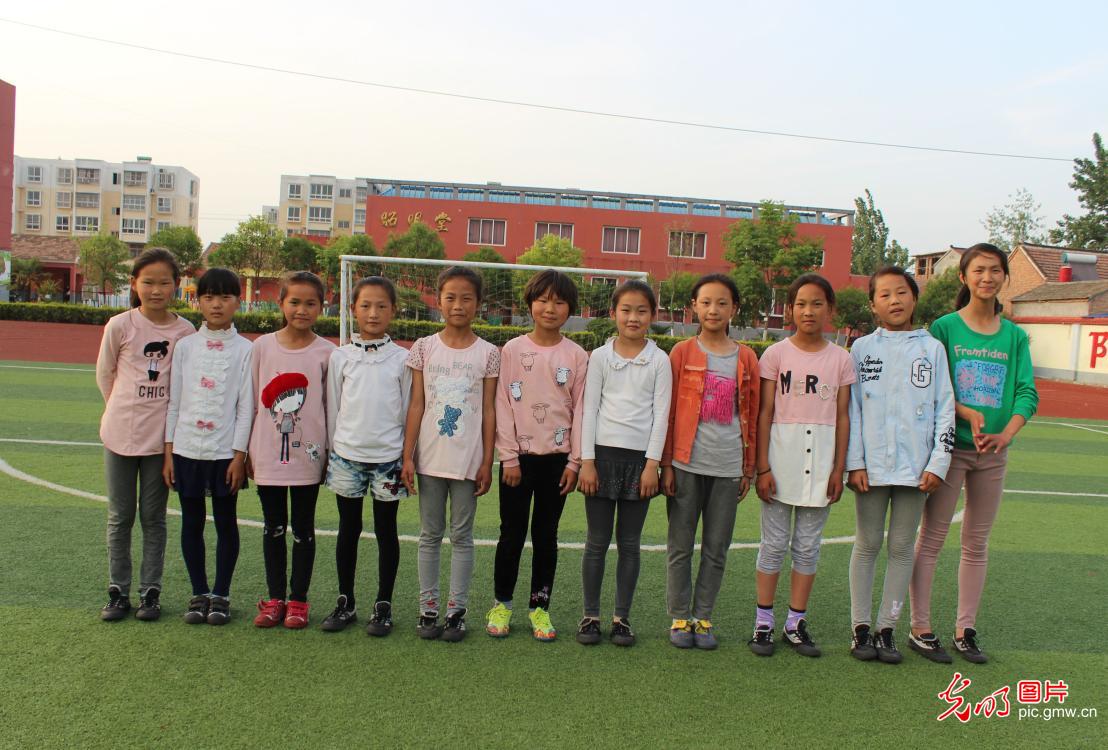 汗洒绿茵追逐足球梦的女童