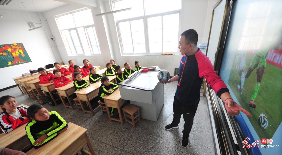 汗洒绿茵追逐足球梦的女童