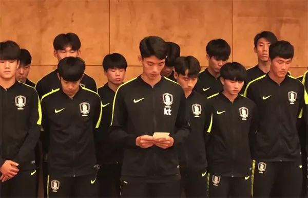 韩国队脚踩奖杯视频,韩国队赢中国队脚踩奖杯