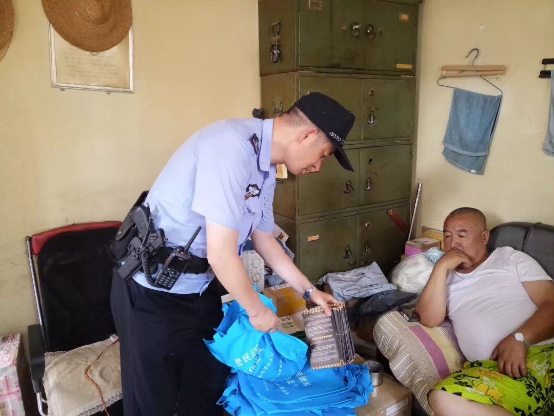 派出所民警进社区开展反电诈宣传,社区民警积极开展反电诈宣传活动