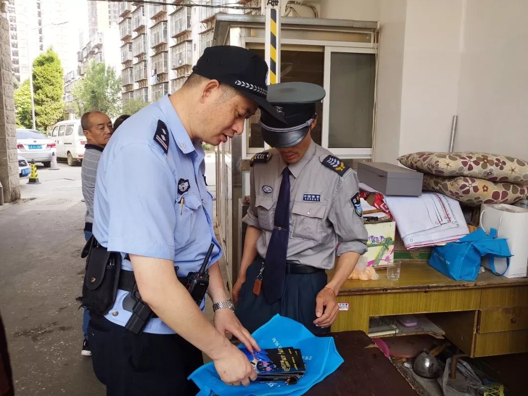 派出所民警进社区开展反电诈宣传,社区民警积极开展反电诈宣传活动