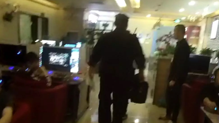 警察网吧例行检查干嘛的,警察检查网吧那些事