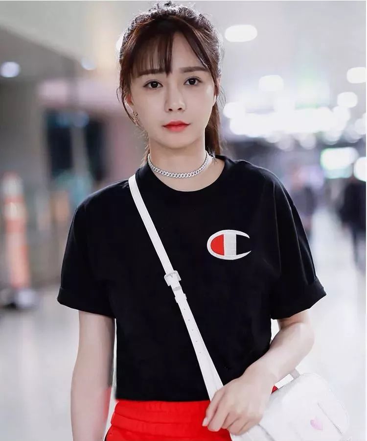 champion明星穿搭,全新champion冠军日版圆领卫衣