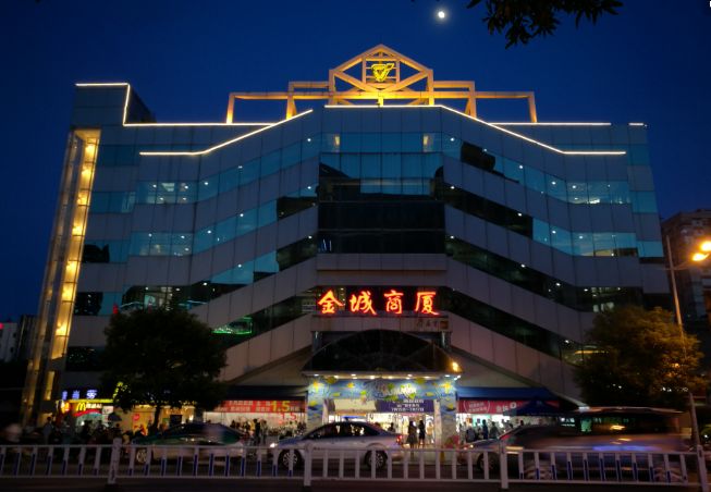 从百货商场到大型购物中心,玉林有哪些大的购物广场