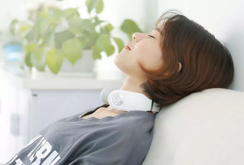 低头族必看一个动作缓解颈椎不适,真正有效的颈椎按摩器