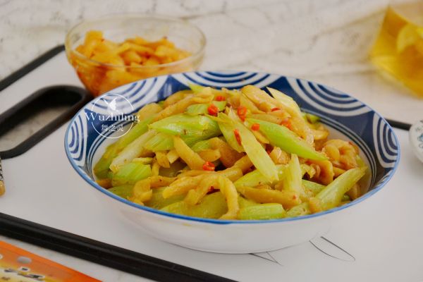 四川萝卜西芹泡菜,萝卜炒西芹家常做法