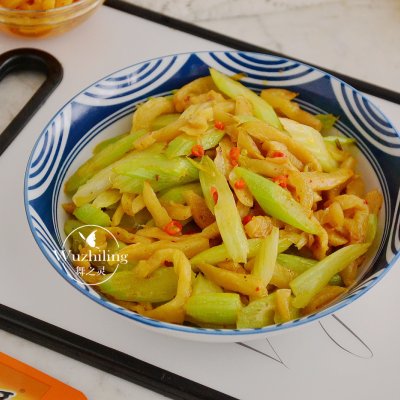 四川萝卜西芹泡菜,萝卜炒西芹家常做法