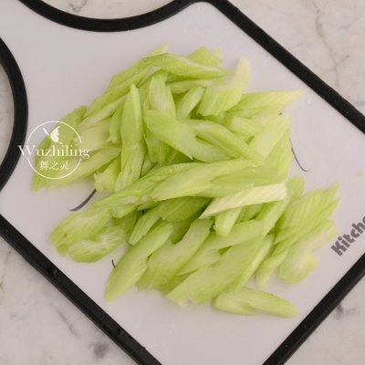 四川萝卜西芹泡菜,萝卜炒西芹家常做法