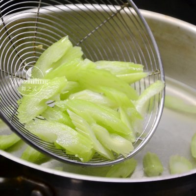 四川萝卜西芹泡菜,萝卜炒西芹家常做法