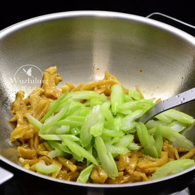 四川萝卜西芹泡菜,萝卜炒西芹家常做法