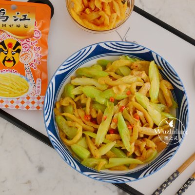 四川萝卜西芹泡菜,萝卜炒西芹家常做法