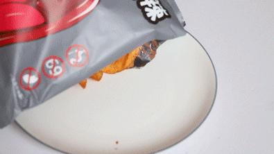 绝交!六一节竟然送我香菜薯片、虫子和卫生巾?