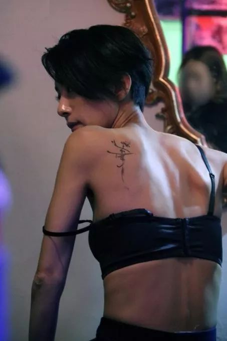 对传统审美的反杀：超A女风格解码