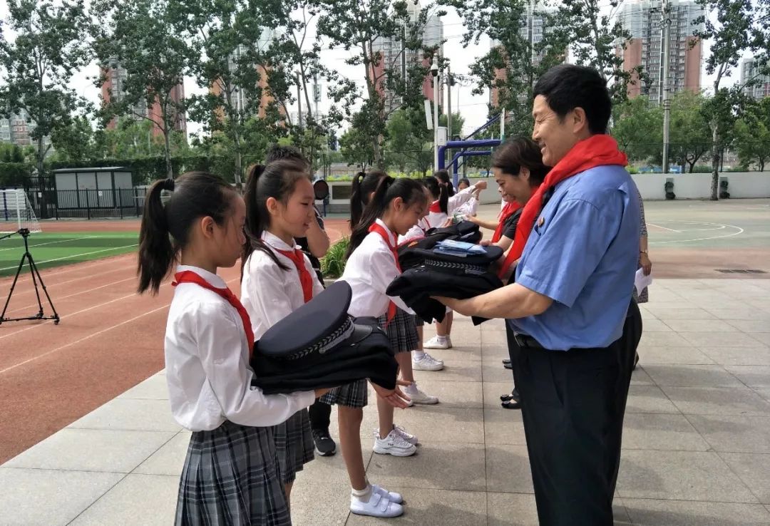 六一特别礼物送进校园,六一儿童节慰问礼物