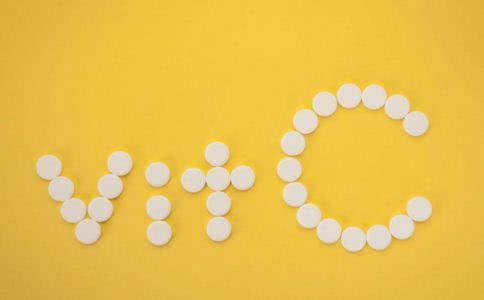 被晒黑吃什么维生素能美白,晒黑了吃维生素c管用吗