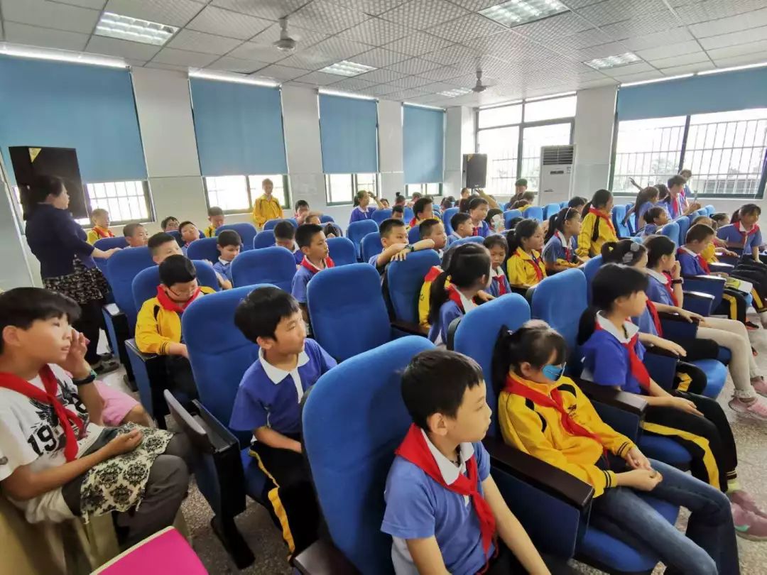 小溪流二年级课外阅读人教版,小溪流一年级课外阅读