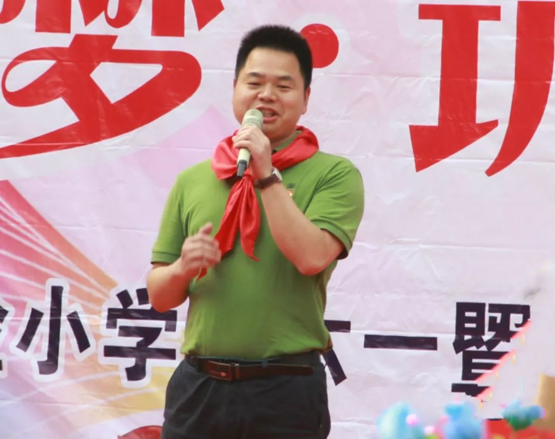 谷城县实验小学举行庆六一文艺汇演暨少先队入队仪式活动