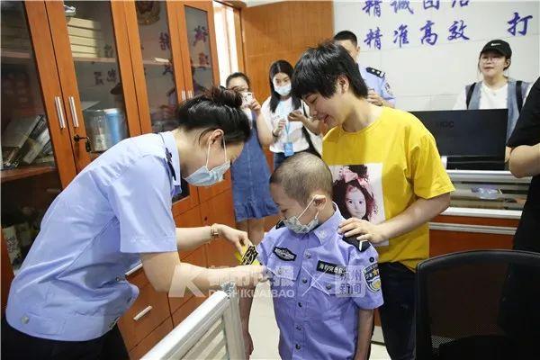 我们等你长大当警察！八岁白血病男孩的六一节暖哭了