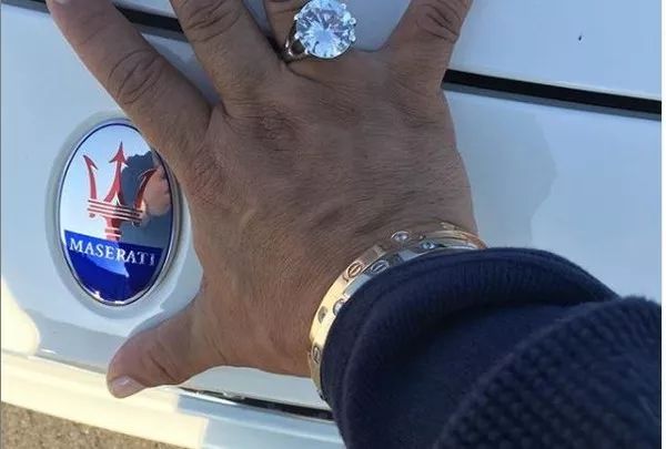 男子假冒王子30年,骗过政府、银行、富商,诈骗5000多万!最后因一份火腿露出马脚