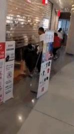 尺码都不看就疯抢，模特身上的扒走！今天一早，济南商场上演“疯抢大片”