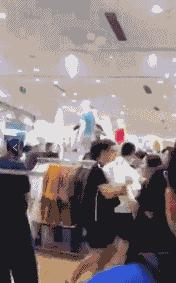 尺码都不看就疯抢，模特身上的扒走！今天一早，济南商场上演“疯抢大片”