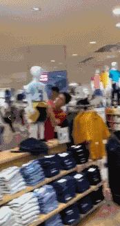 尺码都不看就疯抢，模特身上的扒走！今天一早，济南商场上演“疯抢大片”
