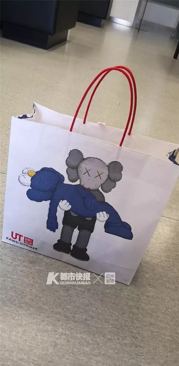 尺码都不看就疯抢，模特身上的扒走！今天一早，济南商场上演“疯抢大片”