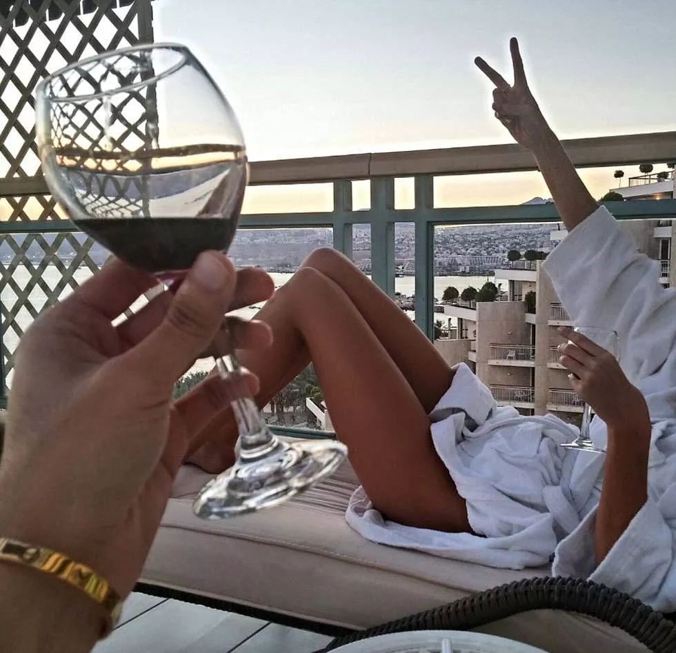 男子假冒王子30年,骗过政府、银行、富商,诈骗5000多万!最后因一份火腿露出马脚