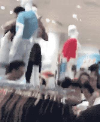 尺码都不看就疯抢，模特身上的扒走！今天一早，济南商场上演“疯抢大片”