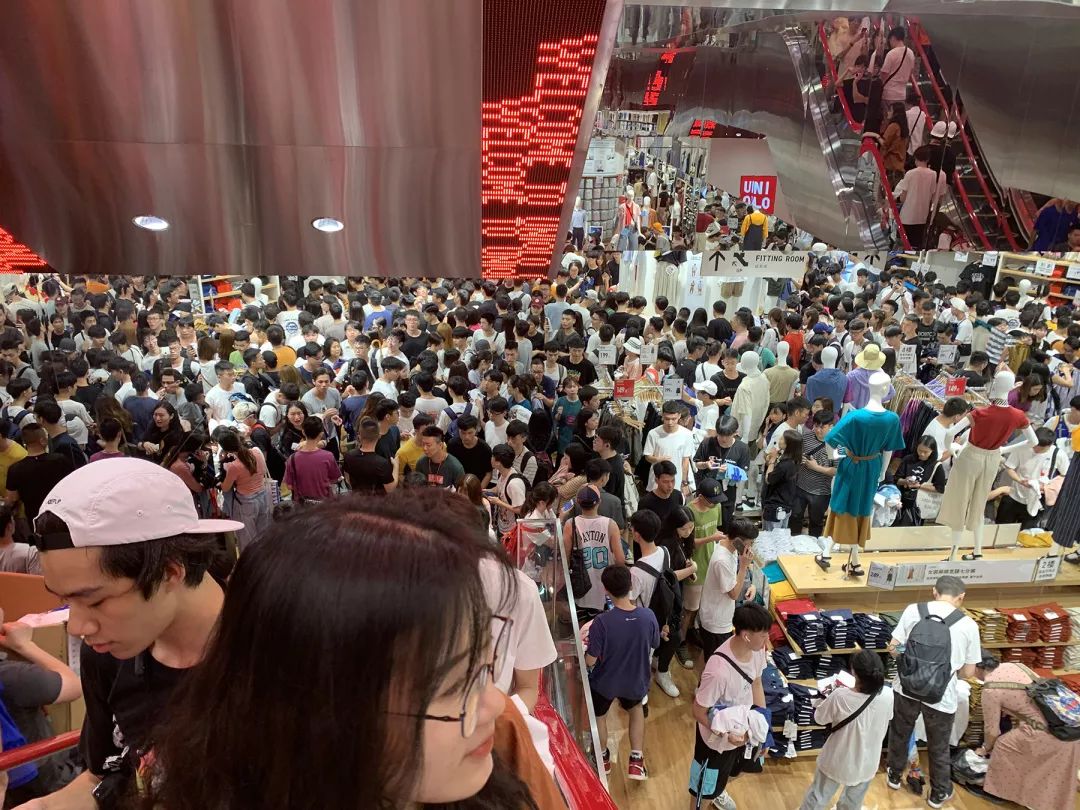 尺码都不看就疯抢，模特身上的扒走！今天一早，济南商场上演“疯抢大片”