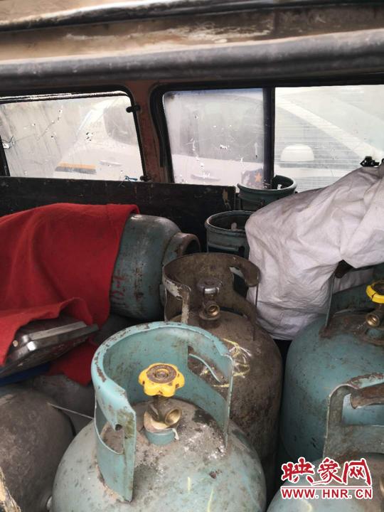 交警查获小车拉爆炸物品,面包车拉一管液化气交警抓到处罚