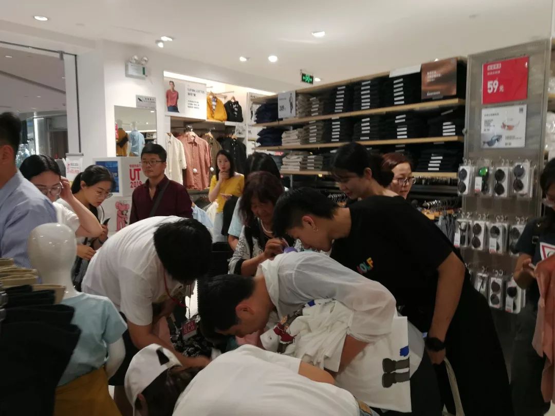 尺码都不看就疯抢，模特身上的扒走！今天一早，济南商场上演“疯抢大片”