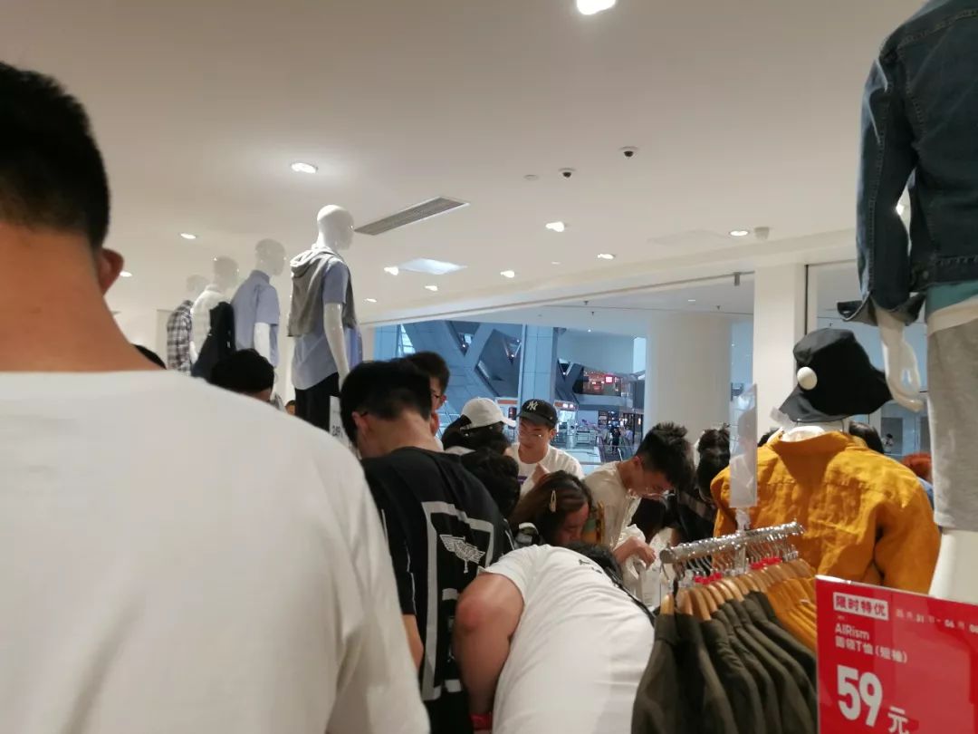 尺码都不看就疯抢，模特身上的扒走！今天一早，济南商场上演“疯抢大片”