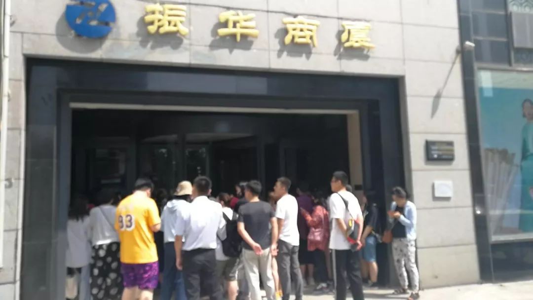 尺码都不看就疯抢，模特身上的扒走！今天一早，济南商场上演“疯抢大片”