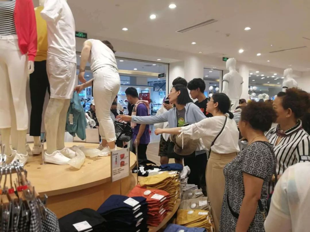 尺码都不看就疯抢，模特身上的扒走！今天一早，济南商场上演“疯抢大片”