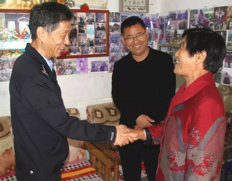 暖！群众给局长送来了火红的西红柿和“平安”十字绣鞋垫