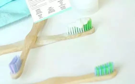 小白衣服脏了怎么洗,学会这招衣服多脏都能洗干净