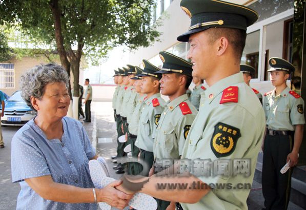 拥军妈妈感动视频,拥军妈妈的感动视频