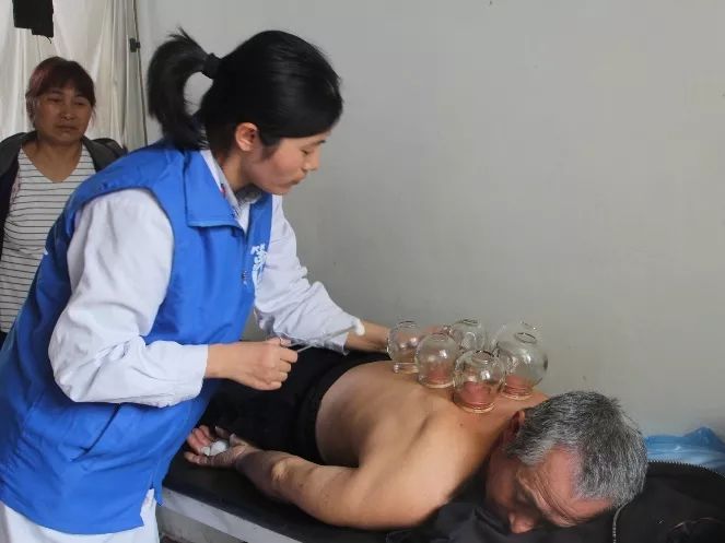 中国农村第一村医,第一村医服务基层群众