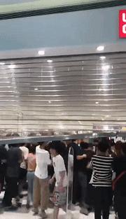 已实测！成都人吃了26年的廖记棒棒鸡开卖中式汉堡！10多块钱居然能买正版漫威...这一波跨界骚操作你打几分？